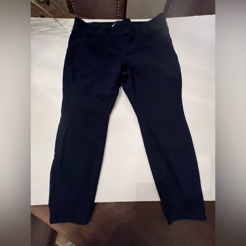 OLD NAVY SUPER SKINNY JEANS MID RISE
SIZE 24. PULL ON STRETCH JEANS
